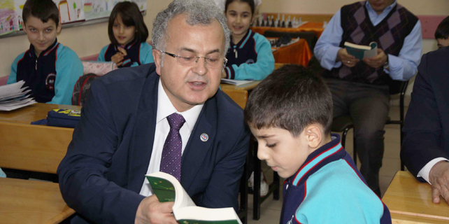 Başkan Kasap öğrencilerle kitap okudu