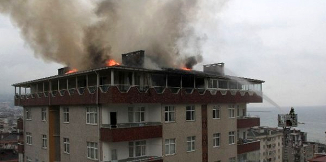 Rize'de 13 katlı binanın çatısında yangın