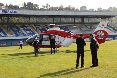 Ambulans helikopter Pazar İlçe Stadı'na minik Irmak için indi