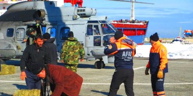 Mahsur kalan 3 işçi askeri helikopterle kurtarıldı