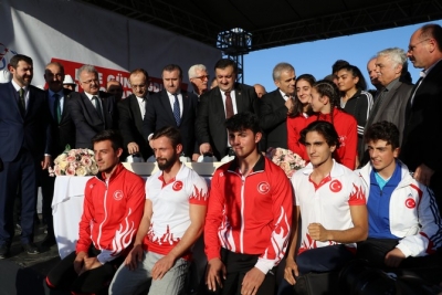 Bakan Osman Aşkın Bak, Gündoğdu Su Sporları Merkezi Binasının Temel Atma Törenine Katıldı