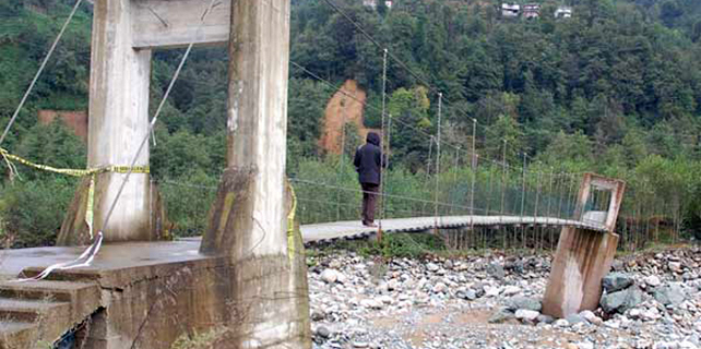 Bir can alan asma köprü yine tehlike saçıyor
