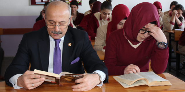 Başkan Kazancı öğrencilerle kitap okudu