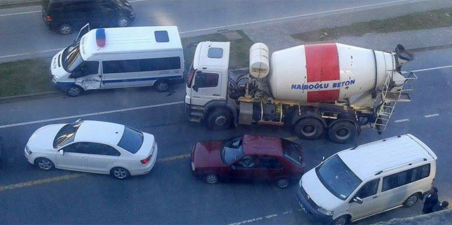 Rize'de beton mikseri polis minibüsüne çarptı