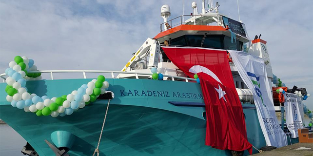 RTEÜ Karadeniz Araştırma Gemisi Rize'de denize indi