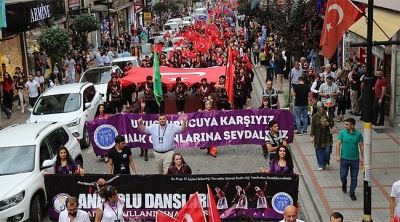 Festival için Türk Bayrakları eşliğinde yürüdüler