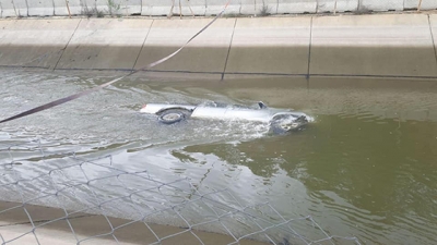 Su kanalına devrilen pikabın sürücüsü öldü