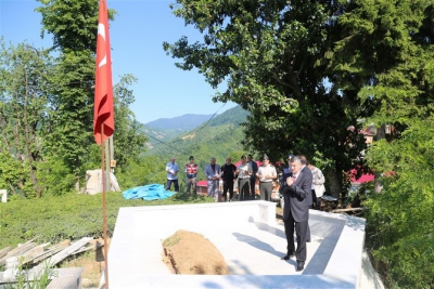 Vali Erdoğan Bektaş'dan 15 Temmuz Şehidine Ziyaret 