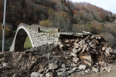  Zarar gören tarihi kemer köprü ayağı onarılacak